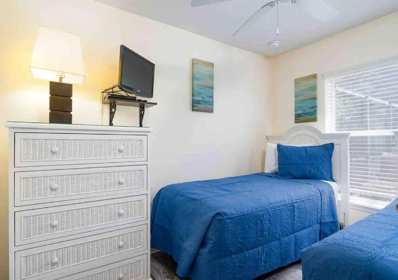 5 Bedroom, 7 Bed , 3 Bathroom Midterm Rental Home With Pool And Game Room, Near Disney Davenport